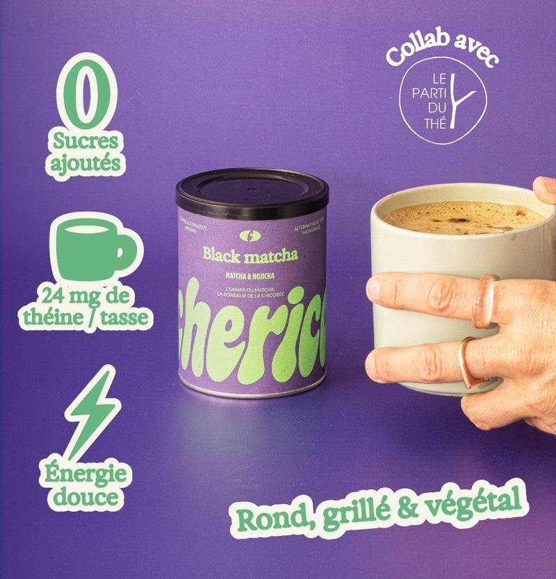 Main tenant une tasse de Black Matcha à côté du pot : 0 sucres ajoutés, goût rond, grillé et végétal