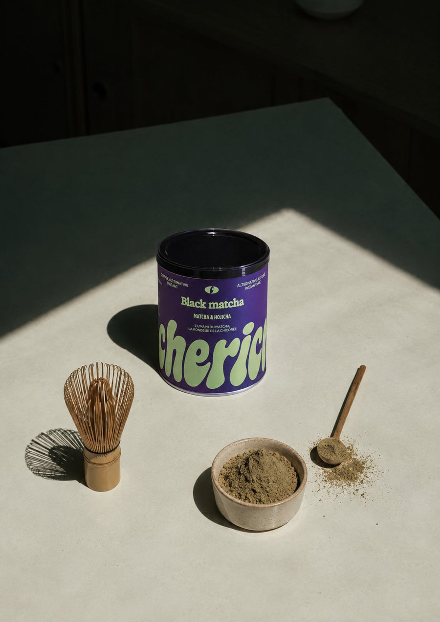 Pot Black Matcha, fouet à matcha en bambou et bol de poudre au soleil