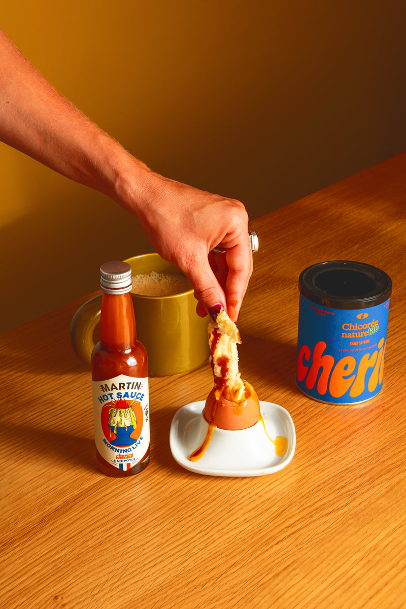 Mouillette trempée dans un œuf avec la sauce Morning Live et un pot de chicorée Cherico
