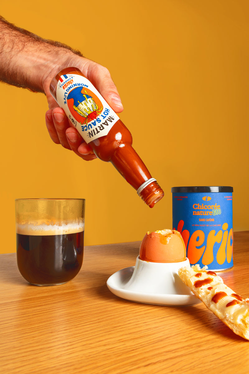 Bouteille Morning Live tenue en main, petit-déjeuner avec œuf et chicorée Cherico