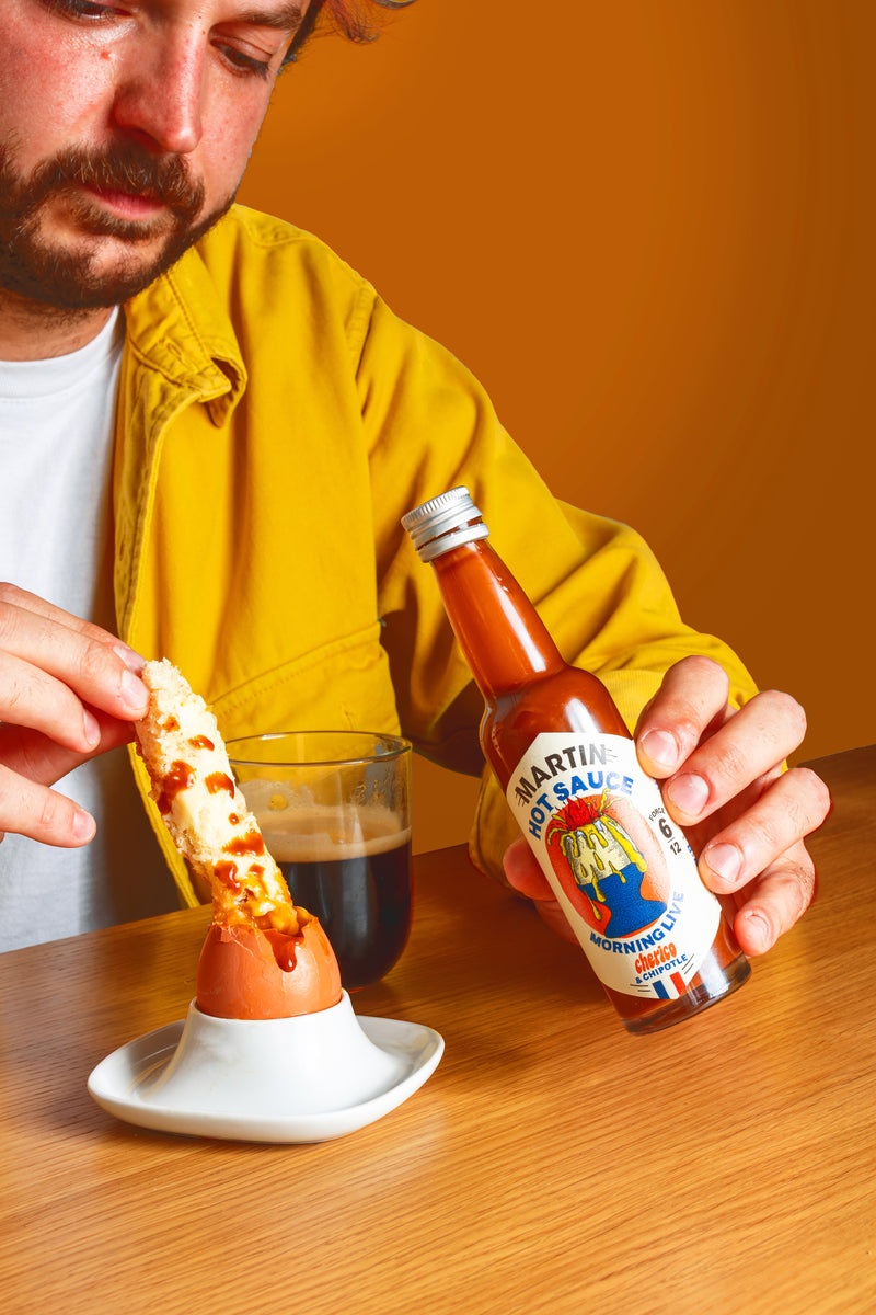 Sauce piquante Morning Live Martin Hot Sauce x Cherico versée sur un œuf à la coque