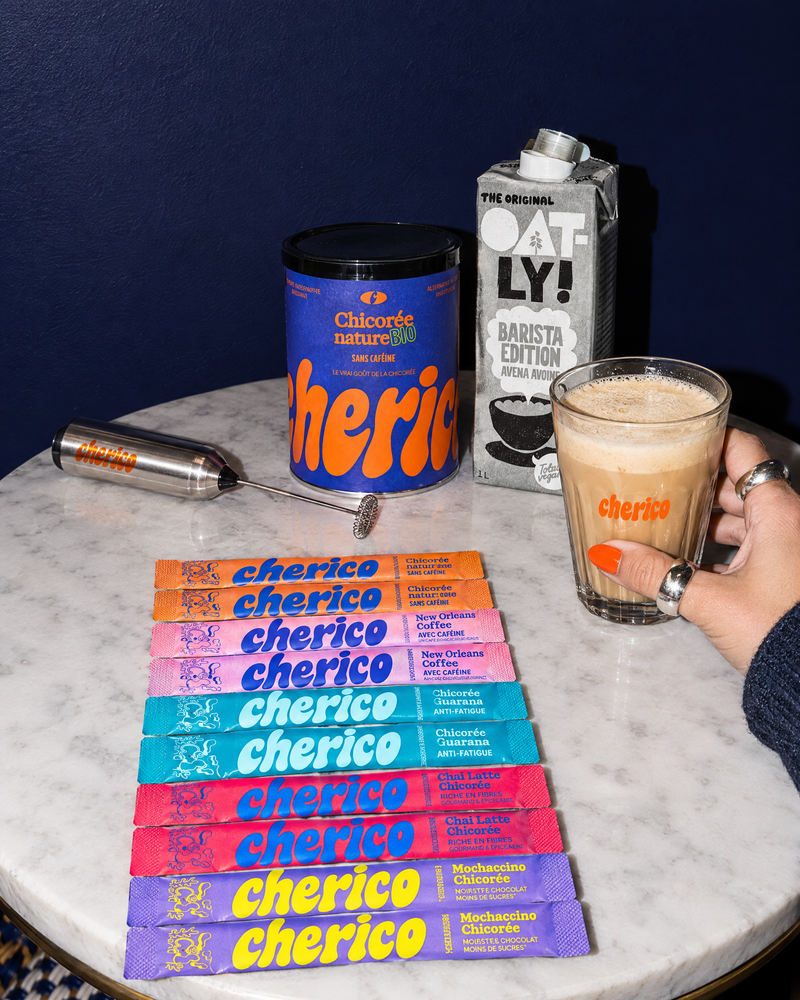 Le Kit Rituel sur une table de bistrot : pot Nature, 10 sticks, mousseur, Oatly et latte de chicorée