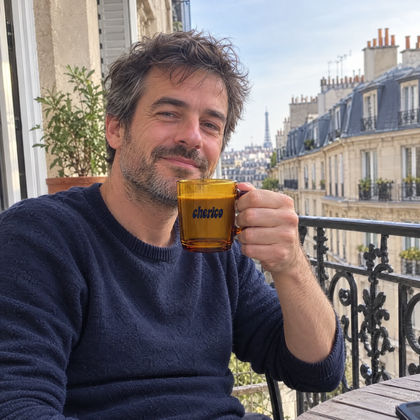 UGC mug en main 2